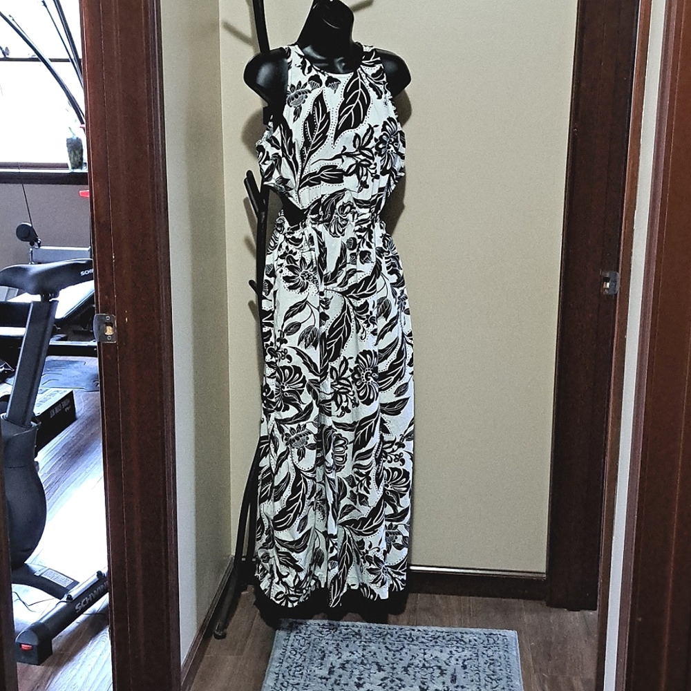 Long cotton dress in black and white floral pattern